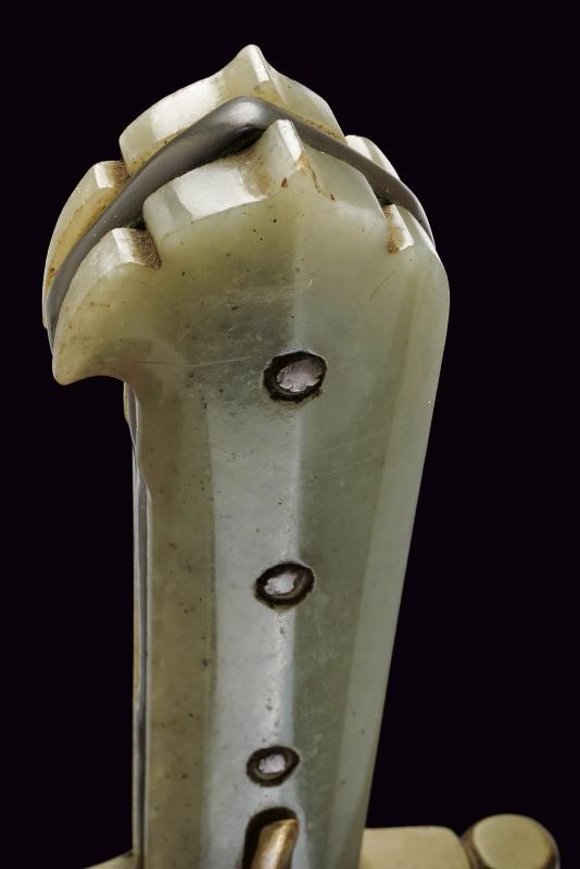 Cangiarro, arma bianca con incisioni a trofei e impugnatura con guancette in giada (ca. 1810)