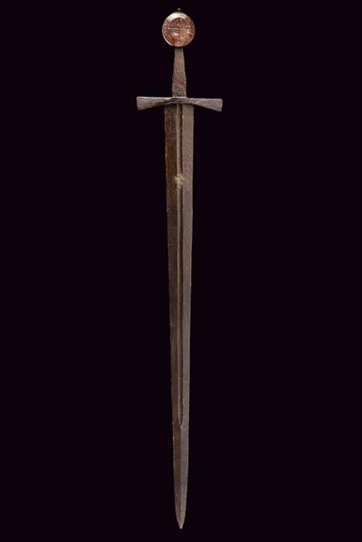 Spada d’arma bianca tardo medievale (fine XIV - inizio XV secolo), lama a doppio filo e croce pat...
