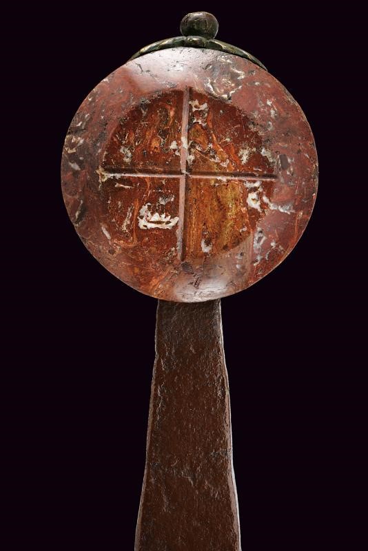 Spada d’arma bianca tardo medievale (fine XIV - inizio XV secolo), lama a doppio filo e croce pat...