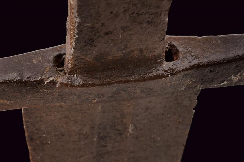 Spada d’arma bianca tardo medievale (fine XIV - inizio XV secolo), lama a doppio filo e croce pat...