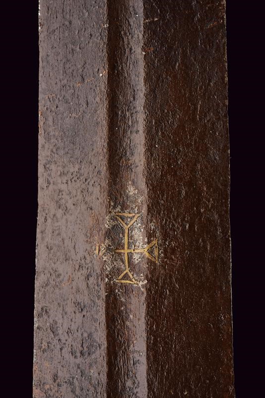 Spada d’arma bianca tardo medievale (fine XIV - inizio XV secolo), lama a doppio filo e croce pat...