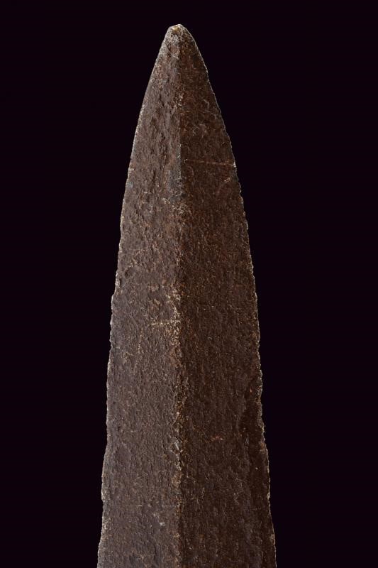 Spada d’arma bianca tardo medievale (fine XIV - inizio XV secolo), lama a doppio filo e croce pat...