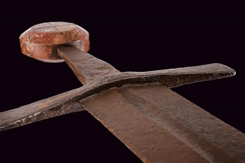 Spada d’arma bianca tardo medievale (fine XIV - inizio XV secolo), lama a doppio filo e croce pat...