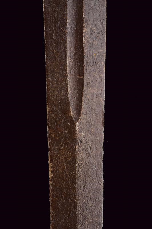 Spada d’arma bianca tardo medievale (fine XIV - inizio XV secolo), lama a doppio filo e croce pat...