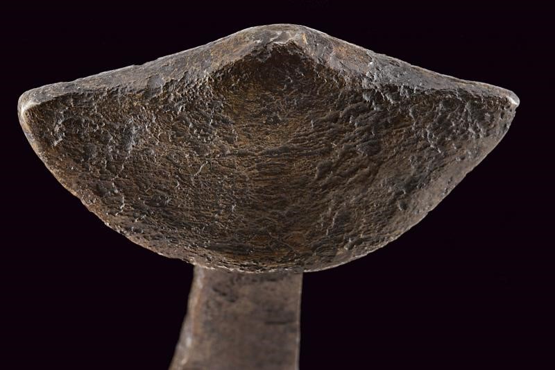 Spada medievale, lama diritta a doppio filo con scanalatura centrale (ca. 1270–1290)