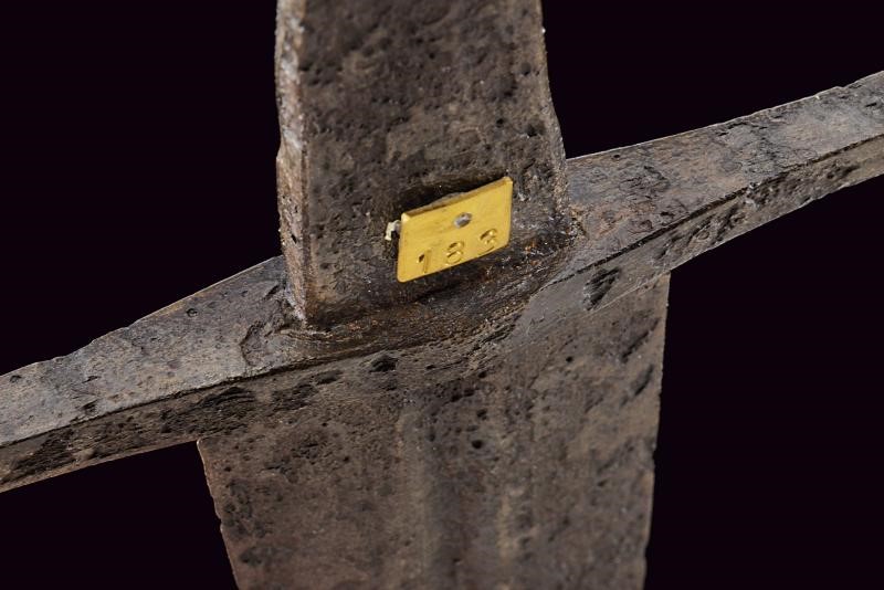 Spada medievale, lama diritta a doppio filo con scanalatura centrale (ca. 1270–1290)