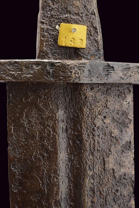 Spada medievale, lama diritta a doppio filo con scanalatura centrale (ca. 1270–1290)