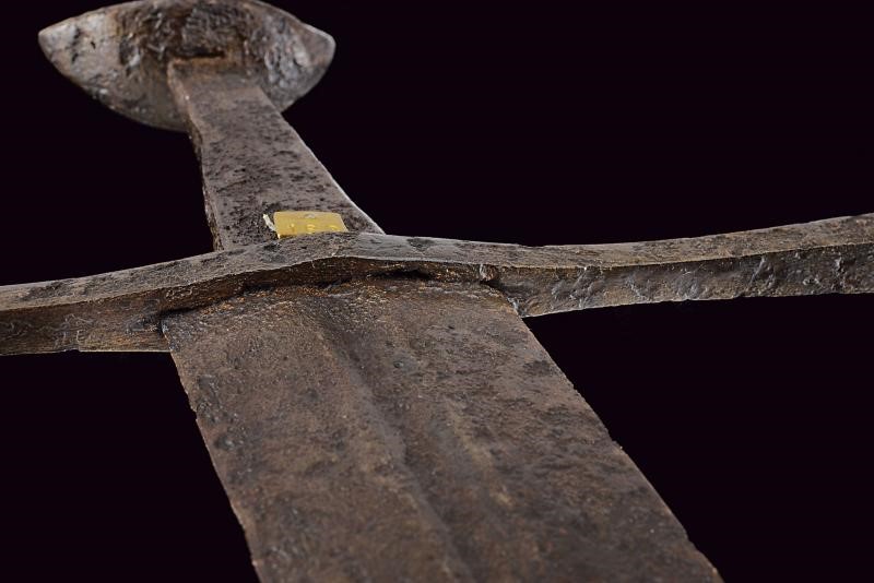 Spada medievale, lama diritta a doppio filo con scanalatura centrale (ca. 1270–1290)
