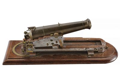 Modello di cannone, canna in bronzo con focone e mirino, su affusto e binario in ferro