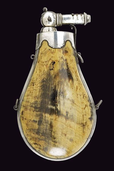 Francia, Bella fiasca da polvere in stile di Boutet, in corno di mucca e argento, circa 1800