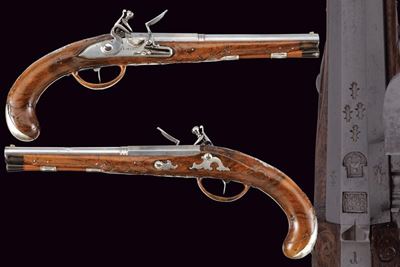 Maestro J. Mond, Coppia di pistole a pietra focaia in calibro 11,5 mm con fornimenti in argento, ...