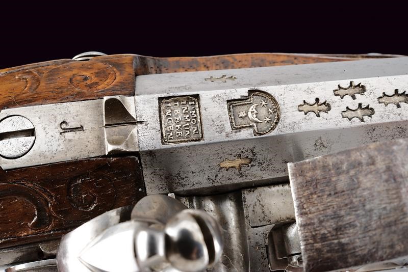 Maestro J. Mond, Coppia di pistole a pietra focaia in calibro 11,5 mm con fornimenti in argento, ...
