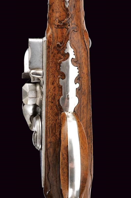 Maestro J. Mond, Coppia di pistole a pietra focaia in calibro 11,5 mm con fornimenti in argento, ...