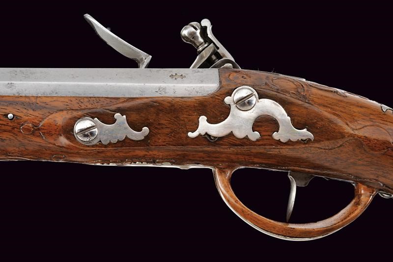 Maestro J. Mond, Coppia di pistole a pietra focaia in calibro 11,5 mm con fornimenti in argento, ...