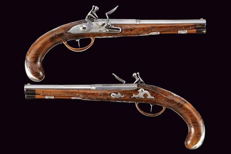 Maestro J. Mond, Coppia di pistole a pietra focaia in calibro 11,5 mm con fornimenti in argento, ...