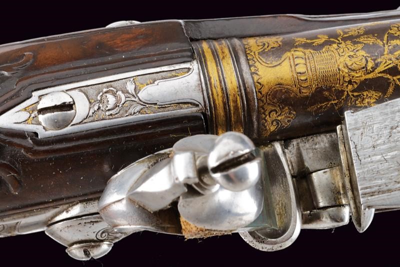 Mouillet (attribuito), Coppia di pistole a pietra focaia con incisioni dorate, calibro 14,5 mm