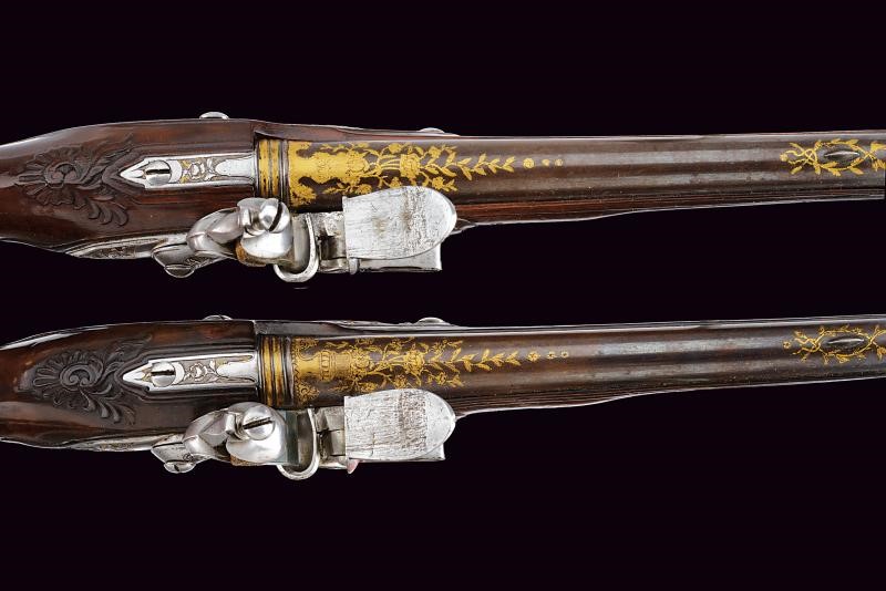 Mouillet (attribuito), Coppia di pistole a pietra focaia con incisioni dorate, calibro 14,5 mm