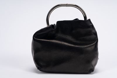 In assenza di autore, Mini borsa in pelle nera con dettagli in metallo e anello da polso