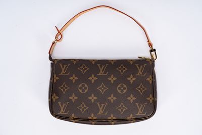 Pochette “Accesoires”, tela monogrammata con profilo e manico in pelle e dettagli in metallo dora...
