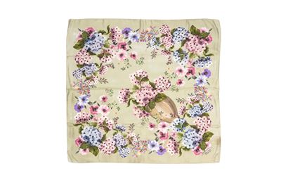 Foulard in seta a stampa floreale su fondo verde chiaro (2014)