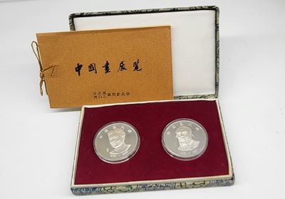 Omaggio per esponente diplomatico italiano, Coppia di medaglie commemorative (1979)