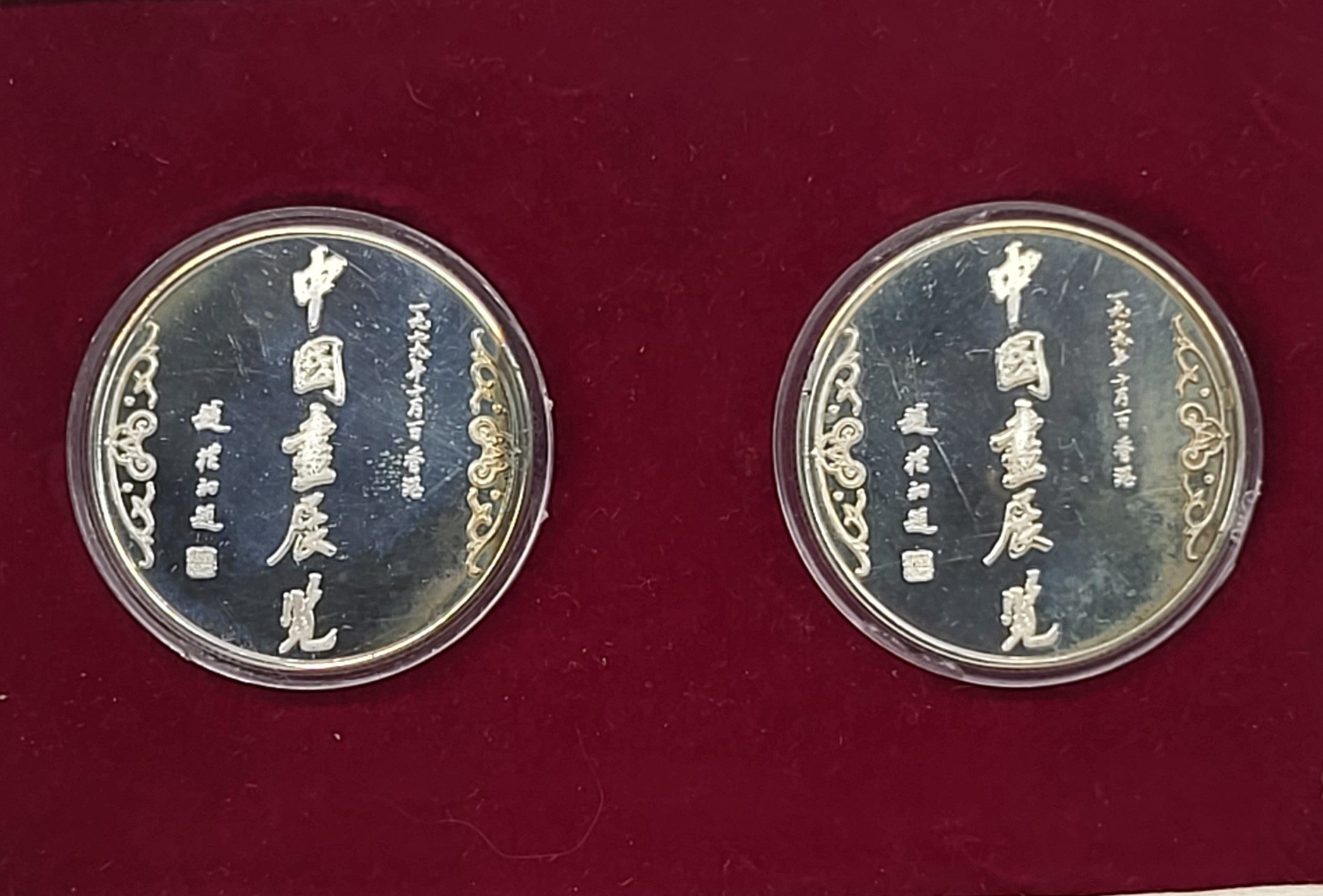 Omaggio per esponente diplomatico italiano, Coppia di medaglie commemorative (1979)