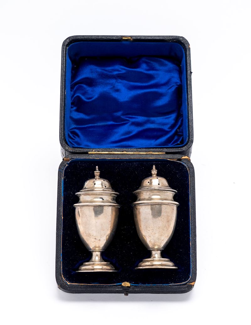 Inghilterra, Birmingham (argento 925, 1901/2), Coppia di saliere in argento 925 entro custodia
