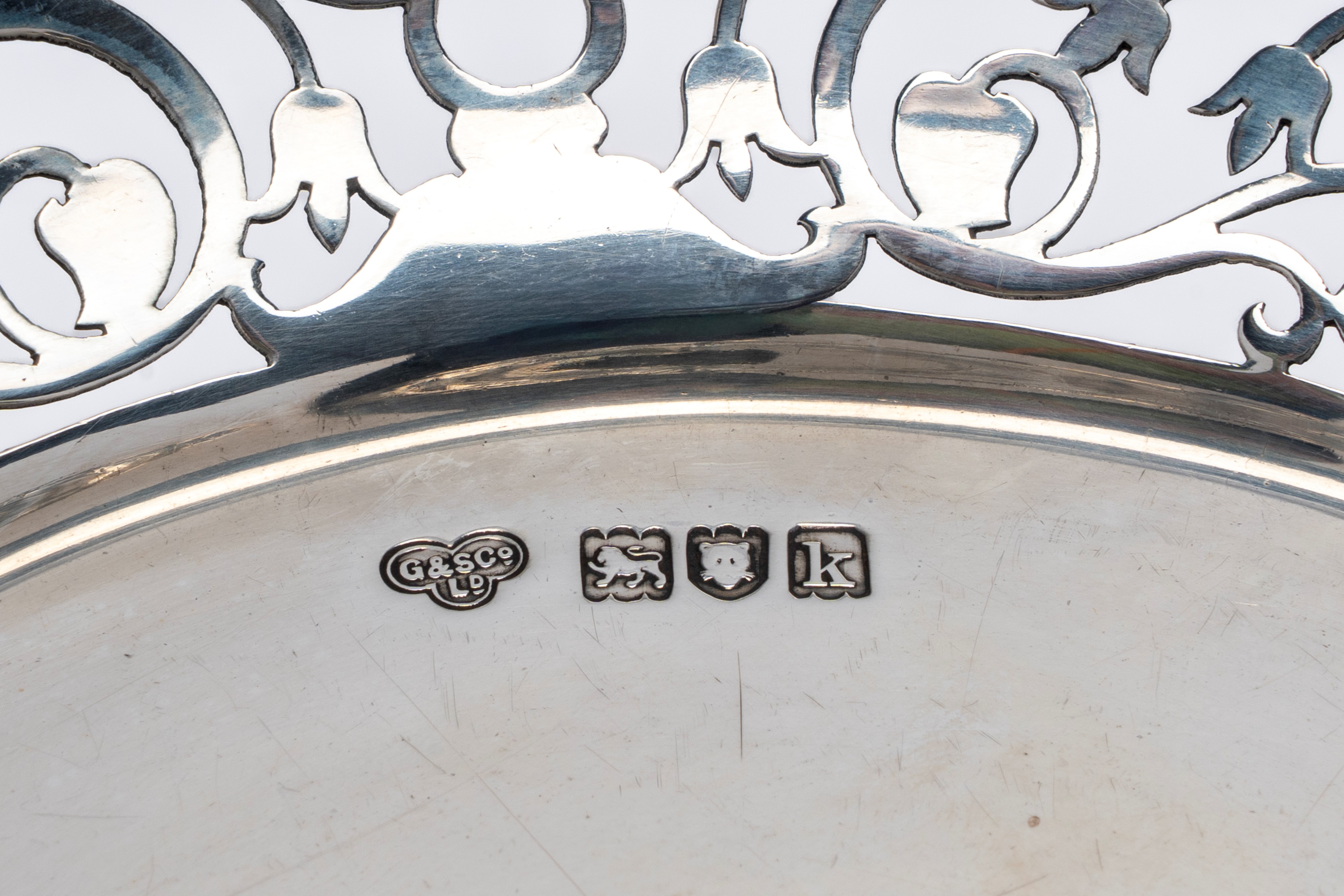 Goldsmiths & Silversmiths Co. Ltd., Alzata porta dolci circolare in argento 925