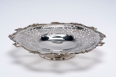 Henry Wilkinson & Co., Alzatina porta-dolci in argento 925 (Sheffield, 1847/48)