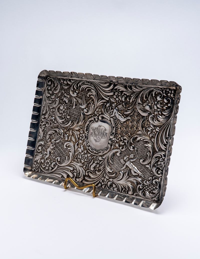 Charles Henry Dumenil, Vassoio in argento 925 sbalzato con cavetto a volute e cartiglio con monog...