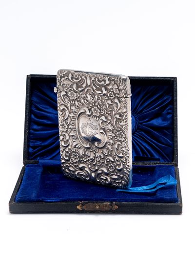 William Neale, Scatola porta biglietti in argento sbalzato, Chester 1902/3