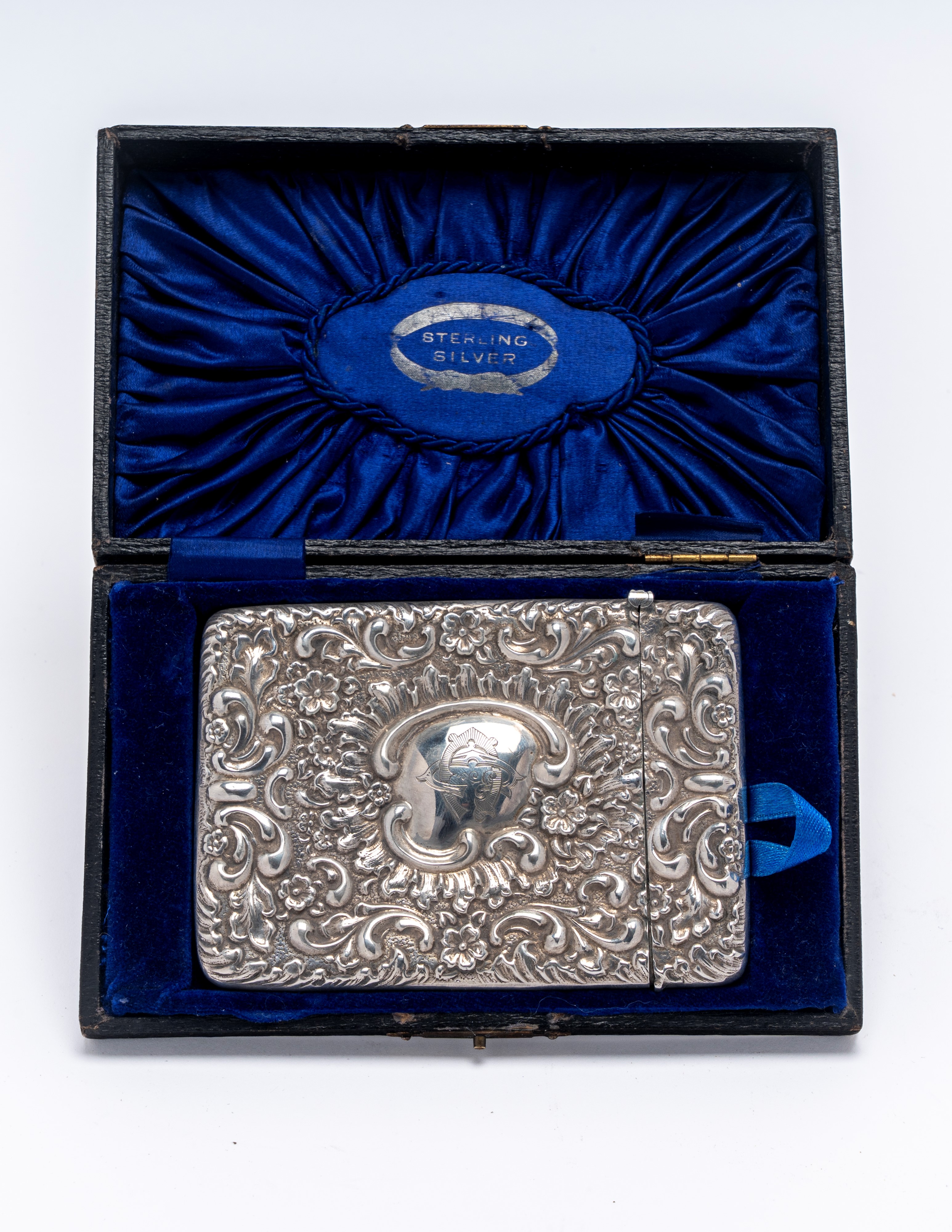 William Neale, Scatola porta biglietti in argento sbalzato, Chester 1902/3