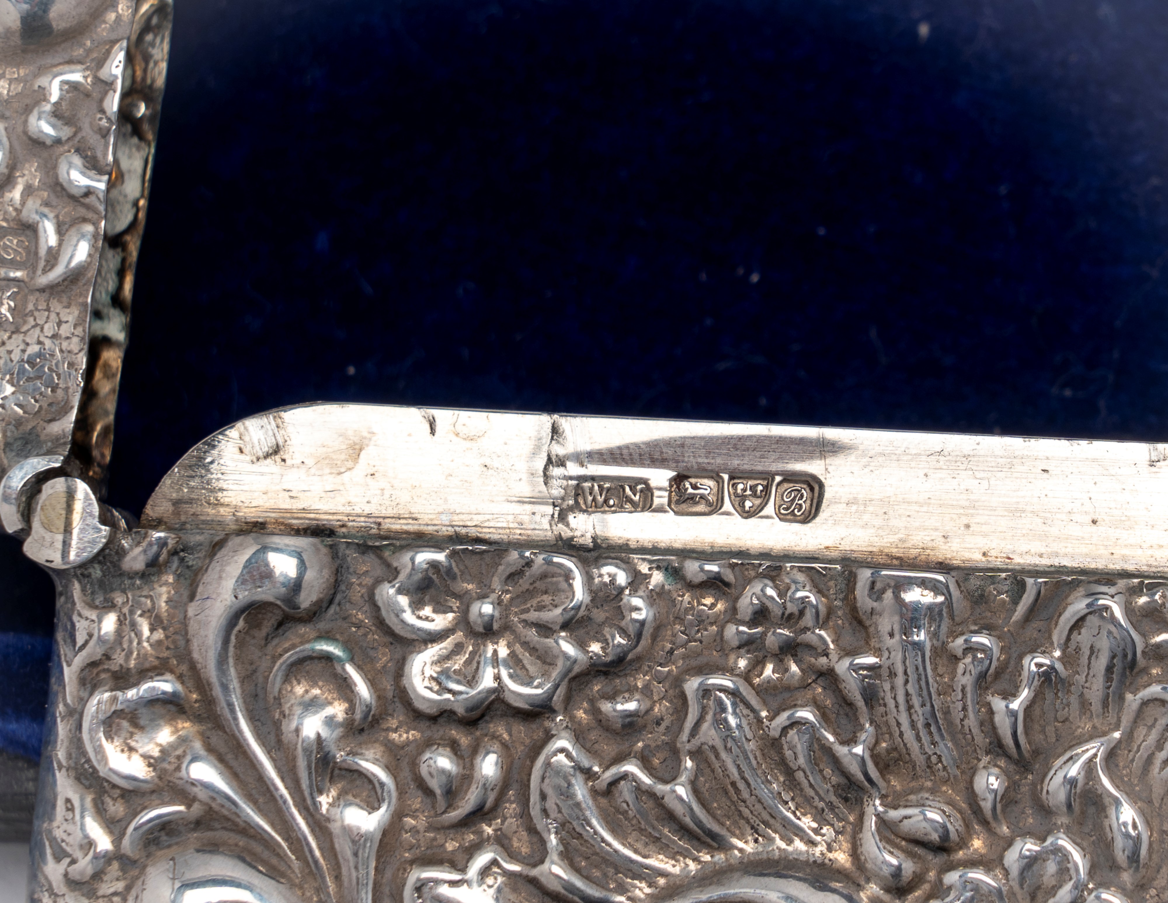 William Neale, Scatola porta biglietti in argento sbalzato, Chester 1902/3