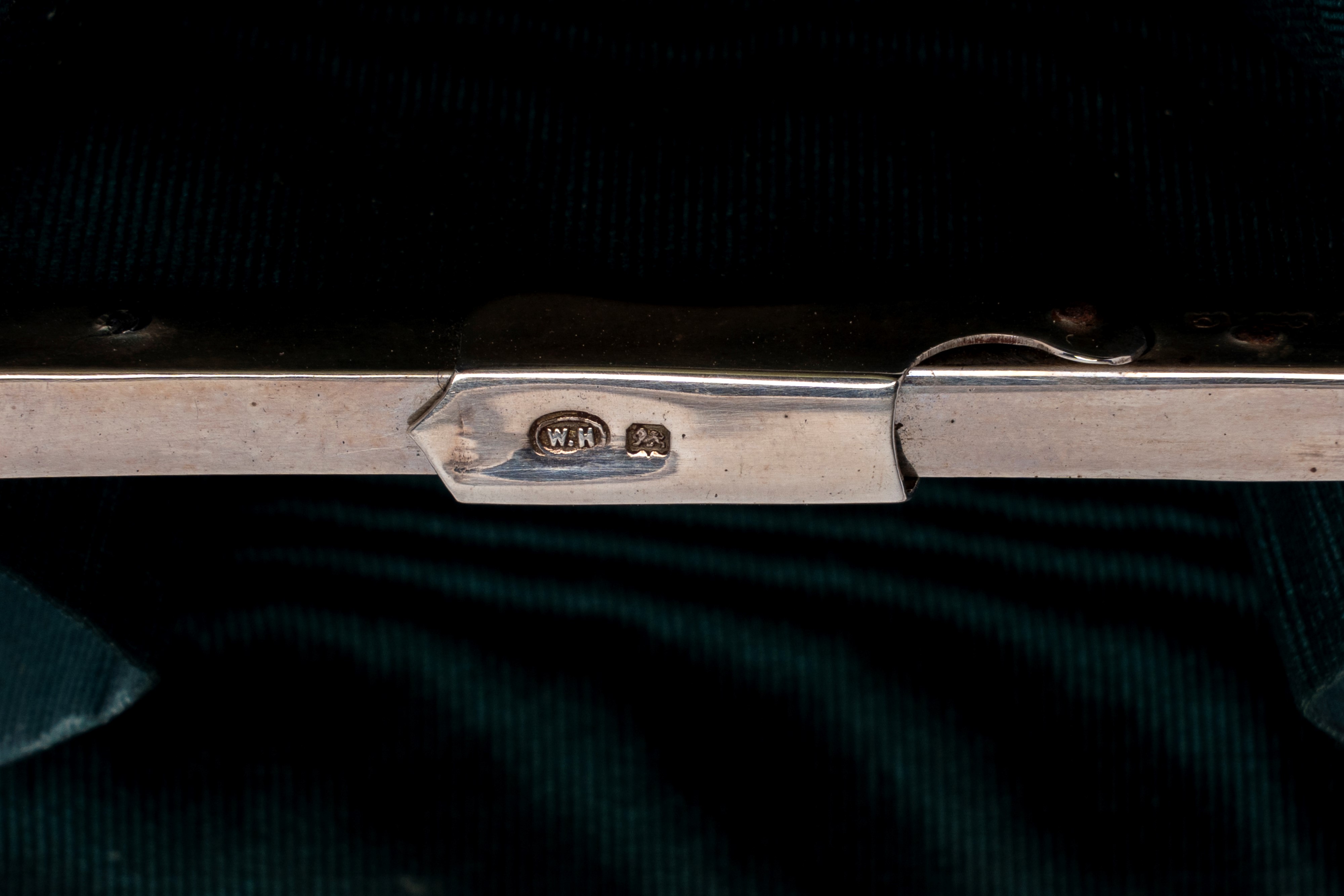 William Neale, Piccolo porta monete in argento inciso