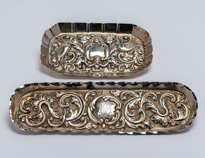 Inghilterra (Londra), 1892/94, Vassoietto portapenne e piccolo vassoio in argento 925 sbalzato