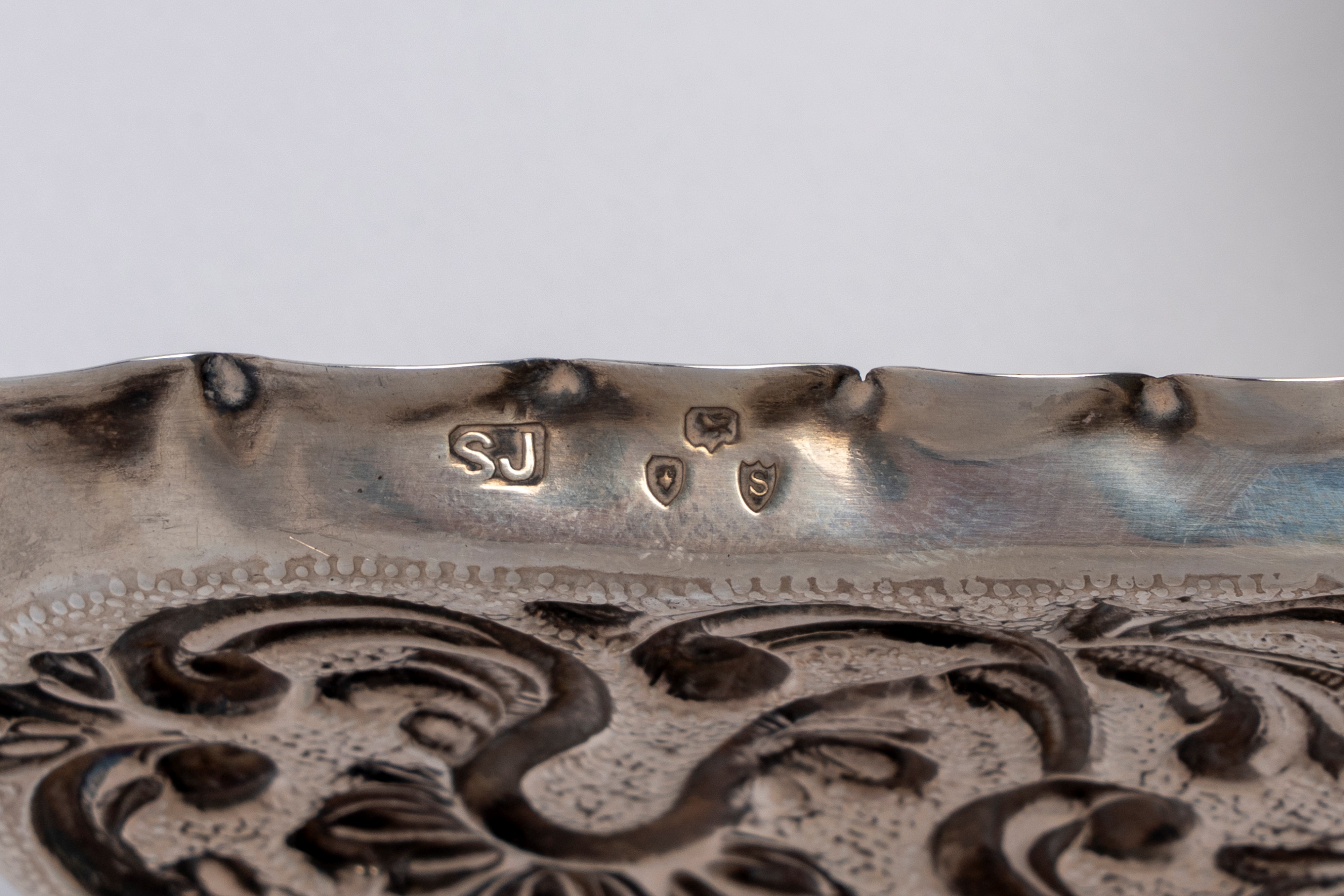 Inghilterra (Londra), 1892/94, Vassoietto portapenne e piccolo vassoio in argento 925 sbalzato