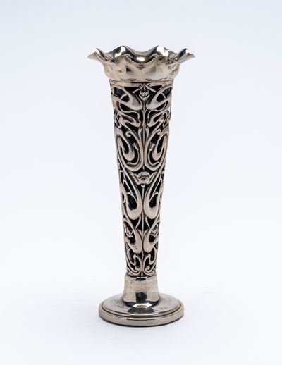 Birmingham (Inghilterra, inizio XX secolo), Vasetto mono fiore in argento 925 con decoro art nouv...