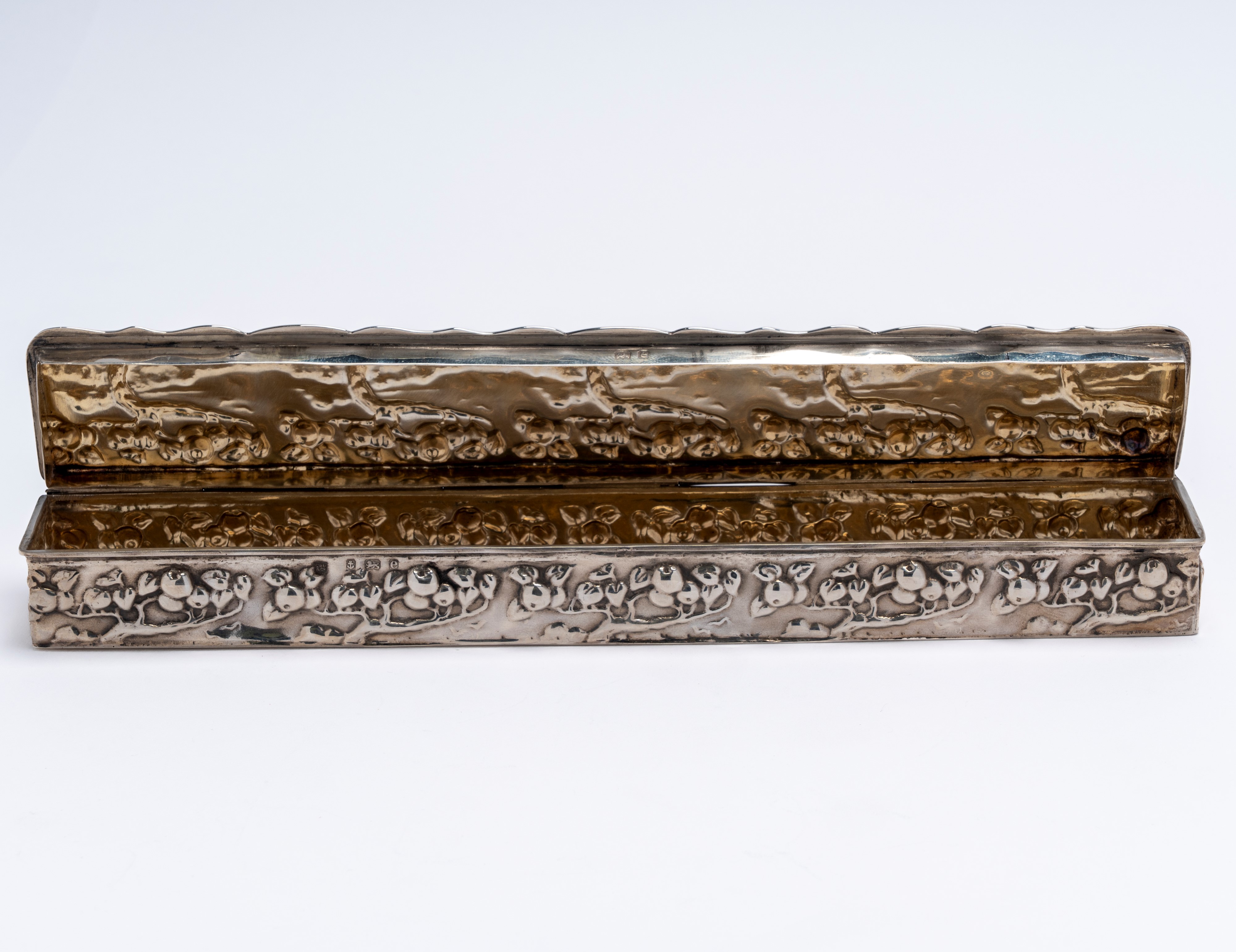 Argentiere Charles S. Green & Co Ltd, Scatola porta penne in argento 925 in stile Art Nouveau