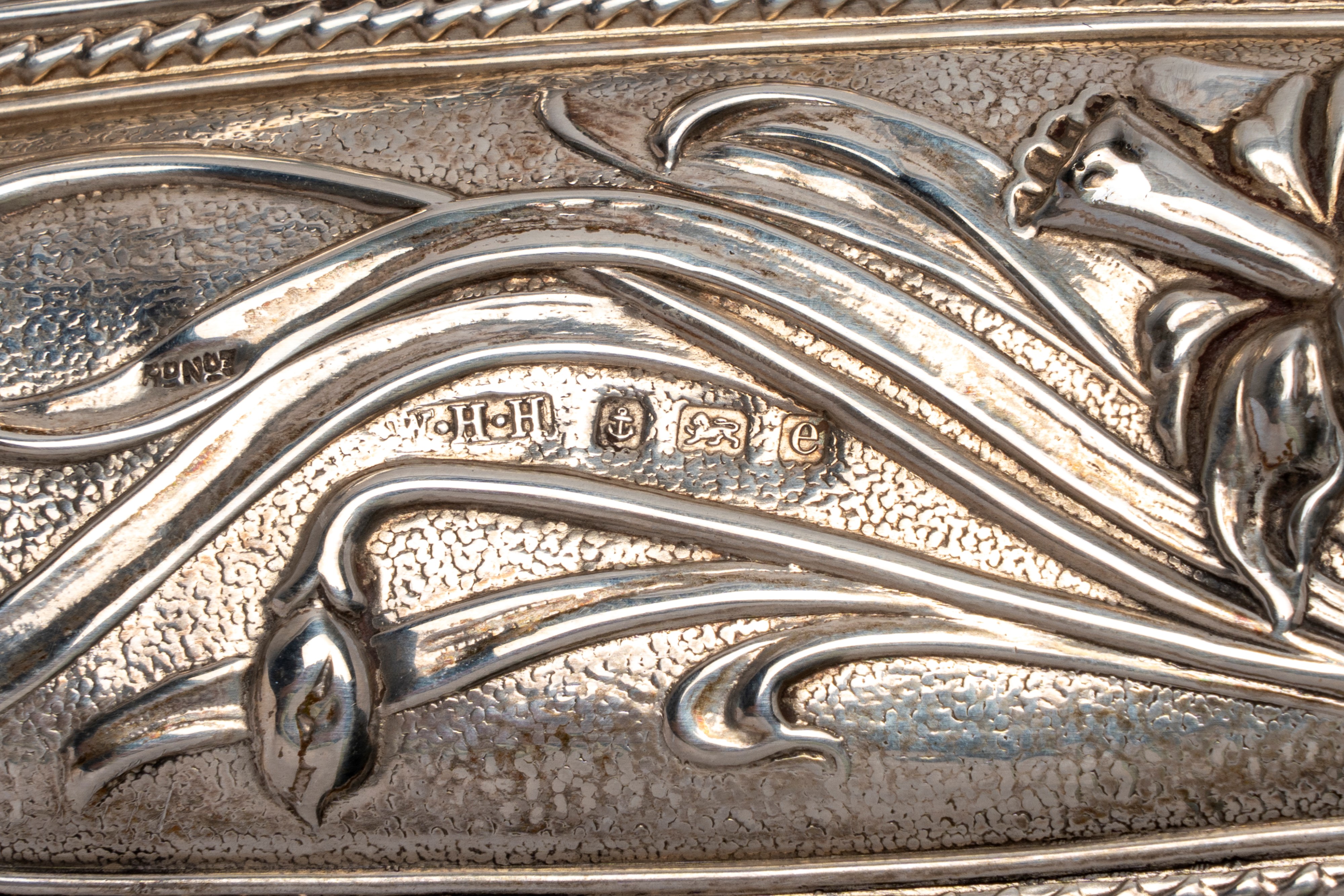 Scatola porta penne e contenitore in argento sbalzato con putti e coperchio a motivo floreale, In...