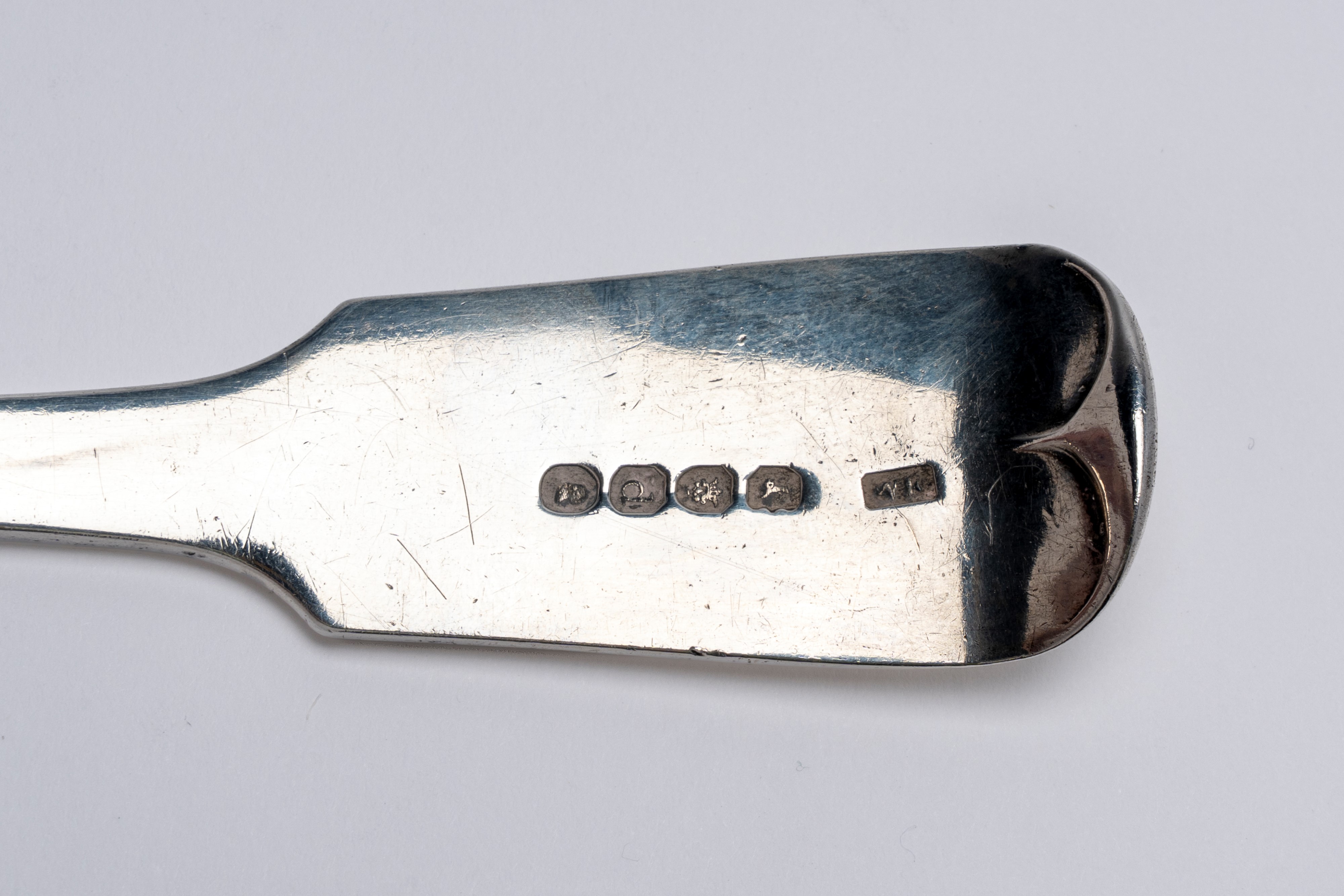 Inghilterra (Londra, 1819/20), Paletta in argento 925 con monogramma e decoro traforato
