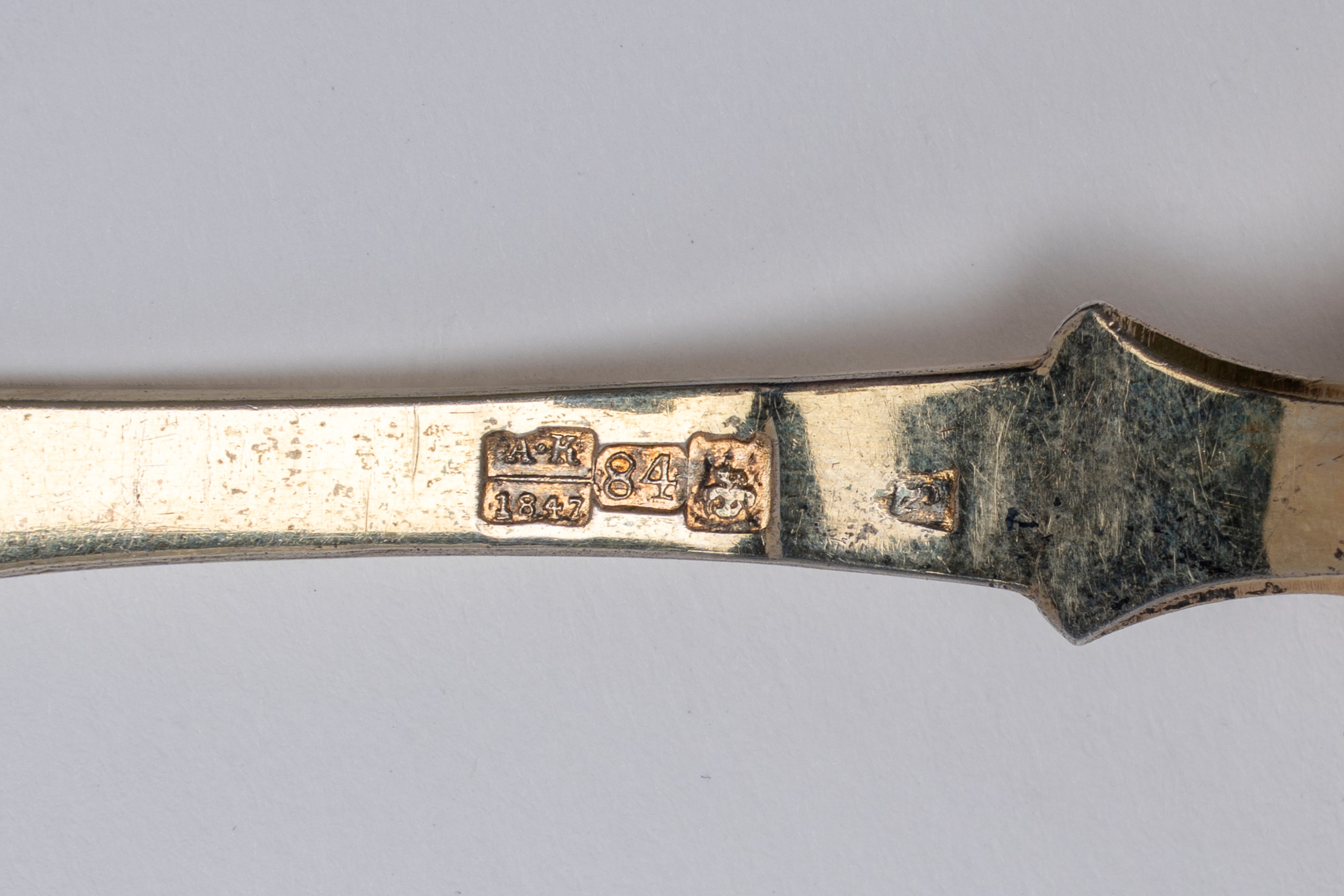 Russia (Mosca, 1847 ca.), Coppia di cucchiai in argento vermeil con decoro niellato