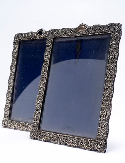 Synyer & Beddoes, Coppia di cornici in argento sbalzato (Birmingham, 1902/03)