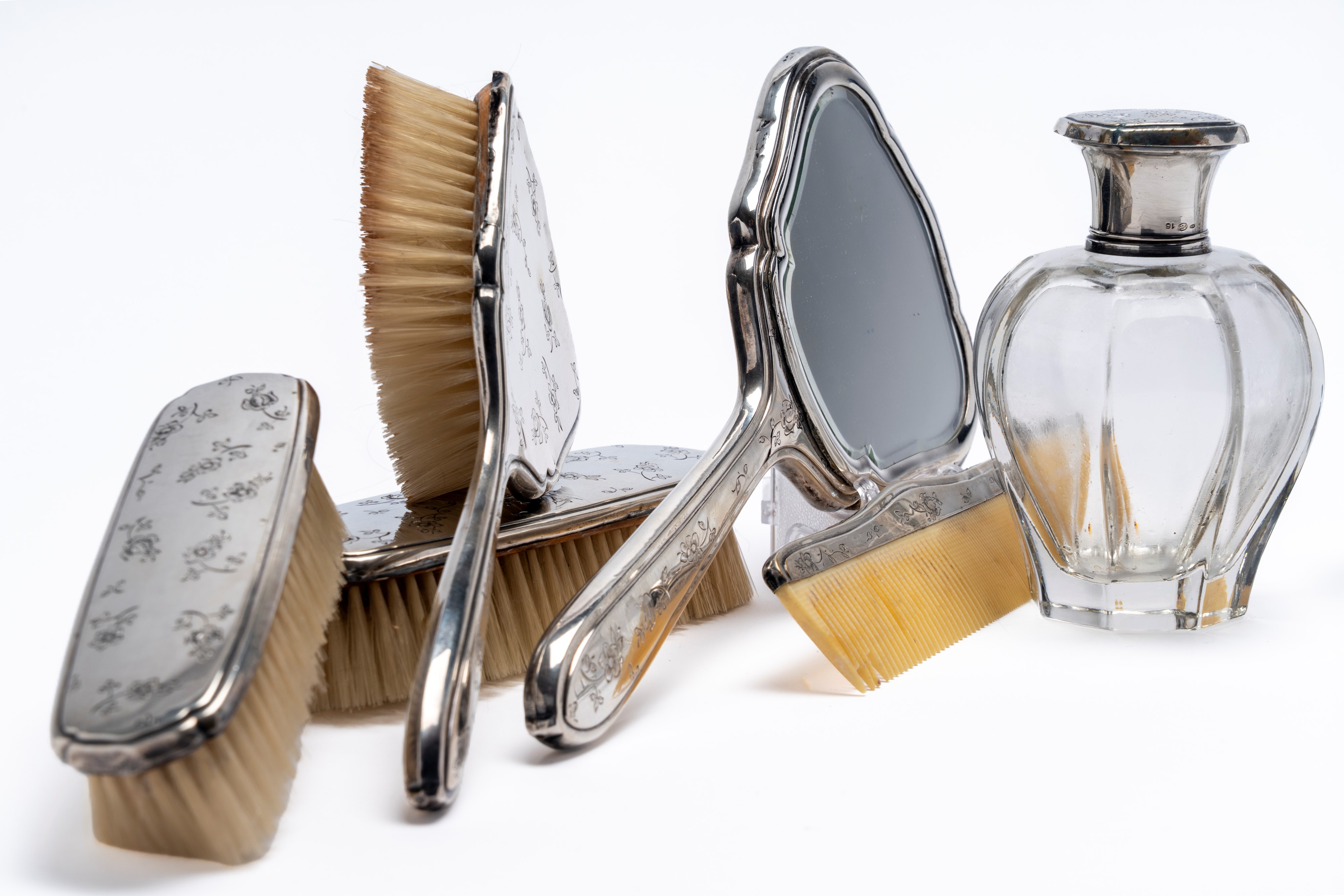 Italia, Servizio da toilette in argento e vetro con specchio, spazzole, pettine e contenitori