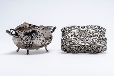 Italia, metà secolo XX, Scatola e zuccheriera in argento 800 e 925 con decorazione a putti e moti...