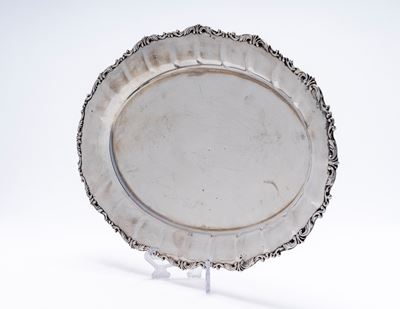 Vassoio in argento, decorazione cesellata a volute, Italia, metà secolo XX