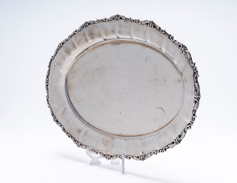Vassoio in argento, decorazione cesellata a volute, Italia, metà secolo XX