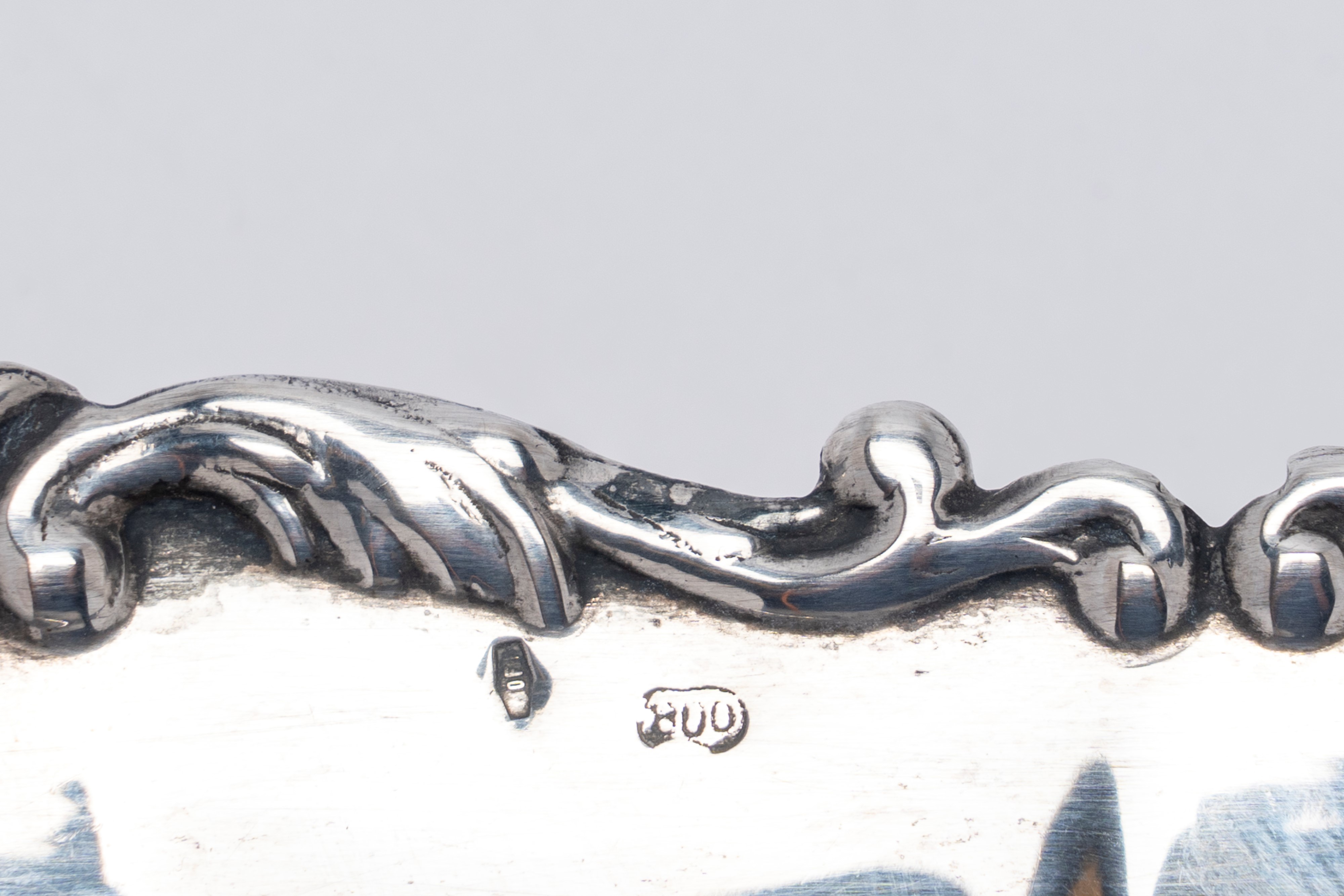 Vassoio in argento, decorazione cesellata a volute, Italia, metà secolo XX