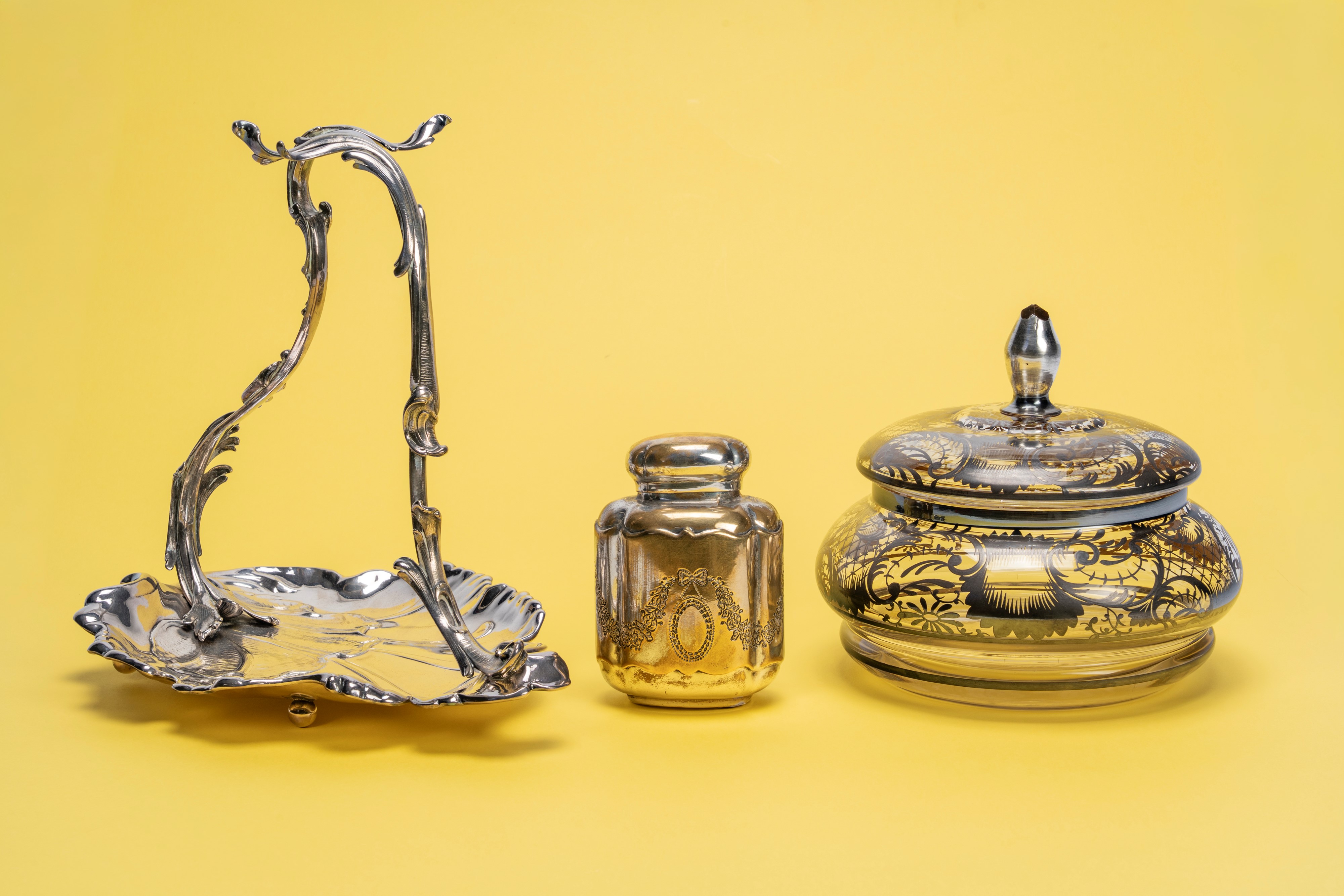 Metà del XX secolo, porta biscotti in vetro con decorazioni in argento e portafrutta in metallo a...