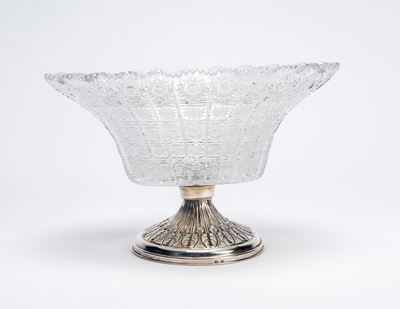 Vaso, cristallo molato con decori a stelle stilizzate e base in argento tornito