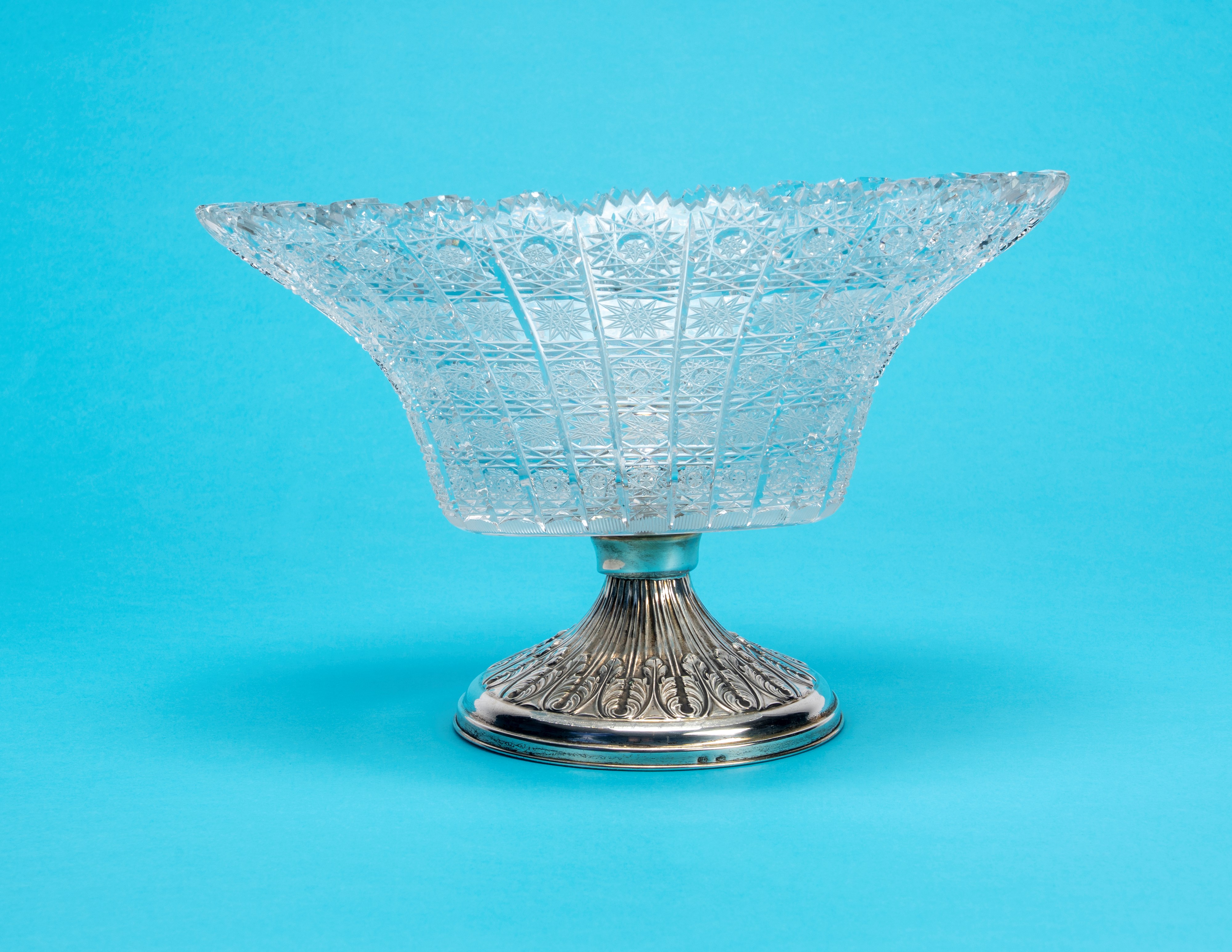 Vaso, cristallo molato con decori a stelle stilizzate e base in argento tornito